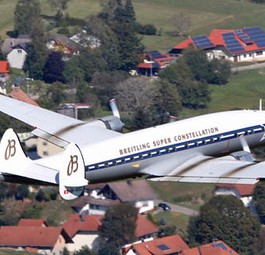 Super Constellation von Breitling über dem Schwarzwald.