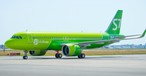 Flieger von S7 Airlines: Viel im Inland unterwegs, oft mit Outdoor-Sport-Gepäck.