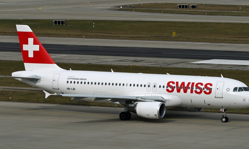Der Airbus A320 mit dem Kennzeichen HB-IJR macht den Anfang. Auf ihm ...