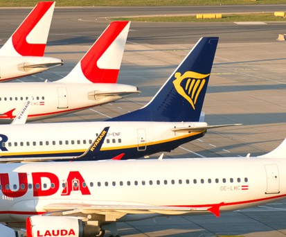Flieger von Lauda und Ryanair in Wien: Die Basis der Tochter wackelt.