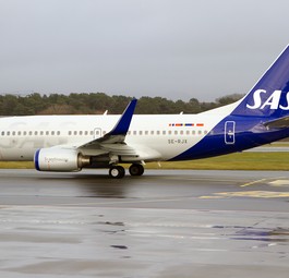 Boeing 737-700 von SAS in neuer Bemalung: Auffällige Umrandung der Cockpitfenster.