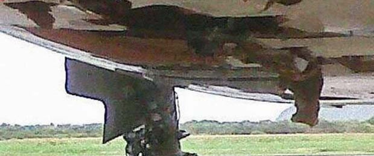 Beschädigtes Fahrwerk: Auf der Piste lagen Trümmer.