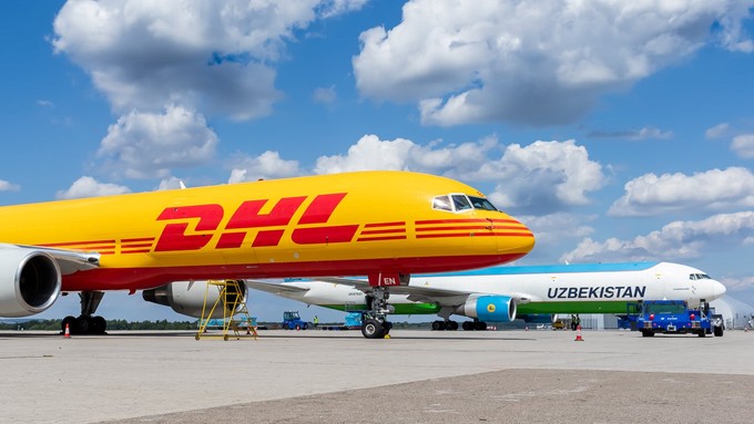 DHL gehört zu den großen Frachtfluggesellschaften in Ostrava, ...