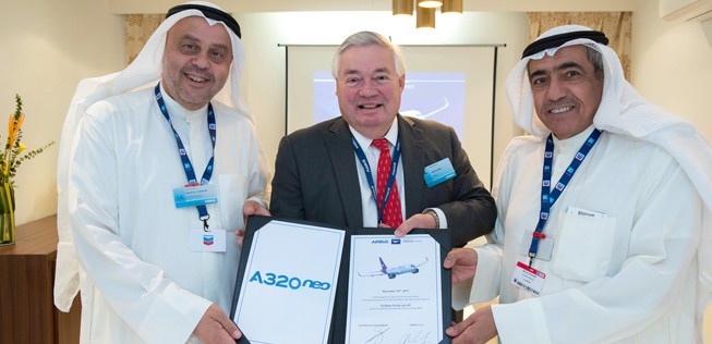 Unterzeichnung in Dubai (v.l.n.r.): Hamad Al-Tuwaijri (Golden Falcon Aviation), John Leahy (Airbus), Ali Al Fouzan (Wataniya Airways)