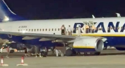 Passagiere auf der rechten Tragfläche: Sprangen aufs Vorfeld.