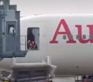 Die Notrutsche wird abtransportiert: Verzögerungen beim Abflug der Boeing 767 von Austrian Airlines.