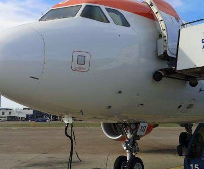 Der Airbus A320 von Easyjet nach der Landung in Belgrad: Deutliche Delle.