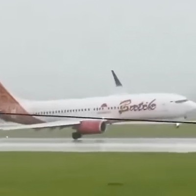 Der heikle Moment: Die Boeing 737 berührt mit dem Triebwerk fast die Piste.