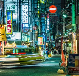 Nächtliche Straßenszene in Tokio: Lufthansa fliegt von Frankfurt nach Haneda.