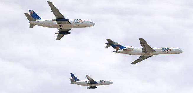 Und die drei Kernflieger im synchronen Flug.