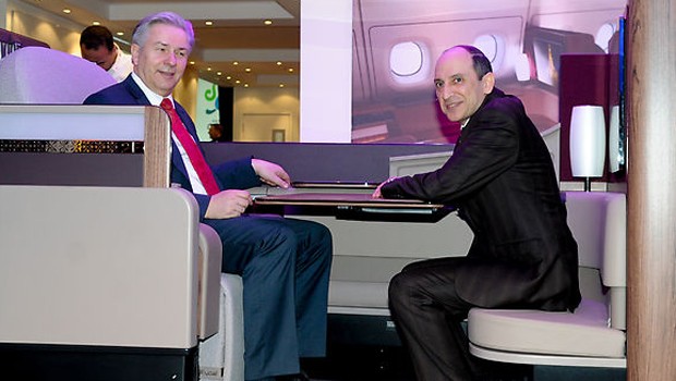 Man kann aber auch zu zweit eine Mahlzeit einnehmen, hier demonstrieren Qatar-Chef Akbar Al Baker und Berlins Bürgermeister Klaus Wowereit den Tete-a-Tete-Effekt.