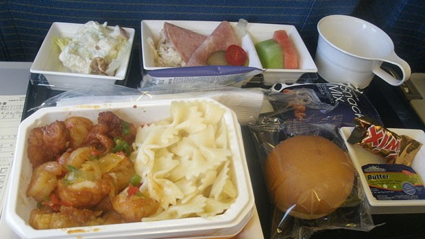 All Nippon Airways ist eine japanische Airline – und entsprechend ist das Essen an Bord: Sushi, Lachsfilet, Thunfisch in Soja-Soße oder auch Fischgerichte im Bento-Stil. Und manchmal gibt es auch internationale Küche.