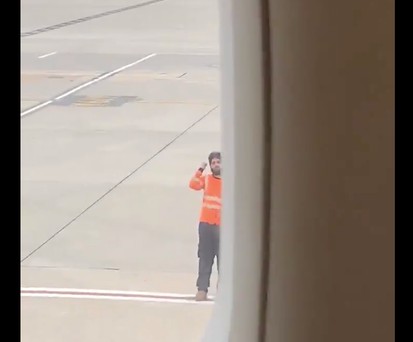 Flughafenmitarbeiter: Er nahm sich ein bisschen Zeit für den kleinen Passagier.