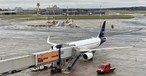 Lufthansa-Jet am Flughafen Hamburg (Archivbild): Der Airport hat viele Routen zu Lufthansa-Group-Drehkreuzen.