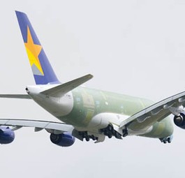 Der unfertig lackierte Airbus A380 von Skymark: Die Airline orderte sechs Exemplare.