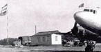 Das erste Flughafengebäude im Jahr 1946: Später Start des Flugverkehrs.
