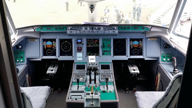Der Stoff der Sitze im Cockpit ist wohl dem Klima in Utairs Heimatflughafen geschuldet: In Chanty-Mansijsk fällt das Thermometer im Winter unter -25 Grad.