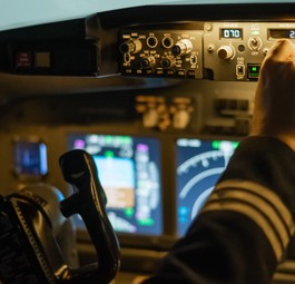Pilot im Cockpit: Was er sagt, wird aufgezeichnet.