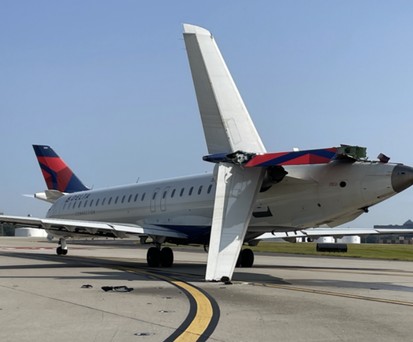 CRJ 900 von Endeavour Air: Massiver Schaden.