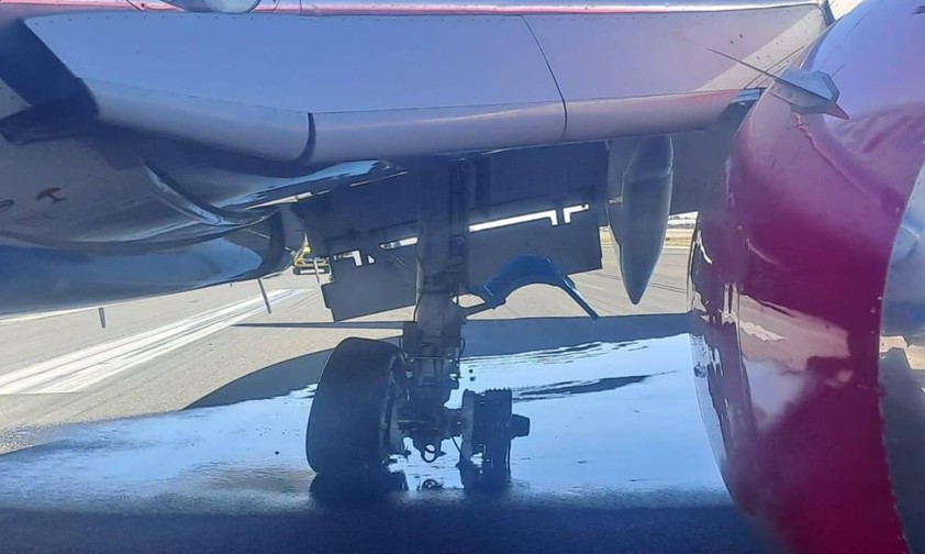 Die Safair-Boeing nach der Landung: Die Flughafenfeuerwehr hat das Fahrwerk gekühlt.