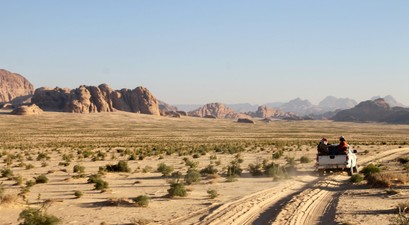 Auf der Jeep-Ladefläche geht es durchs Wadi Rum