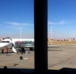 Flugzeug von Amaszonas am Aeropuerto Internacional El Alto: Airlines müssten Tickets verteuern.