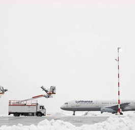 Enteisung am Flughafen Frankfurt: Vor dem Start müssen Tragflächen, Ruder und Klappen der startenden Flugzeuge von Schnee und Eis befreit werden.