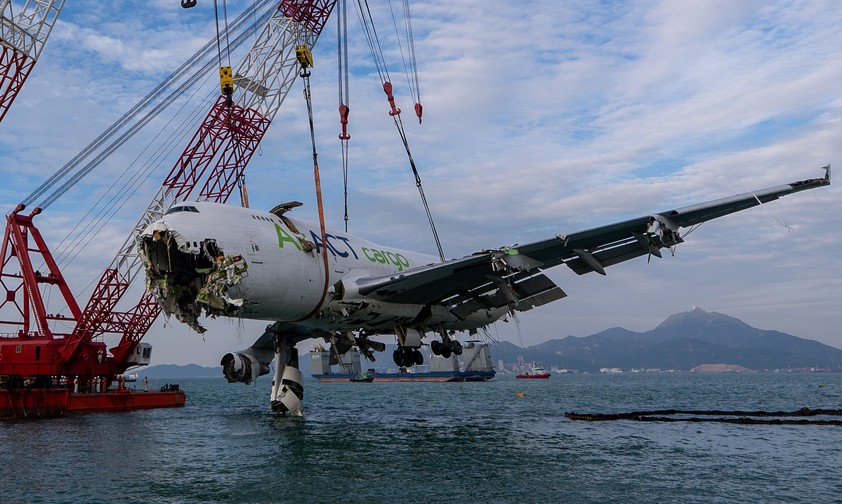 Die Bergung des Rumpfes der Boeing 747 F von Air ACT: Die Teile dienen der Ermittlung.