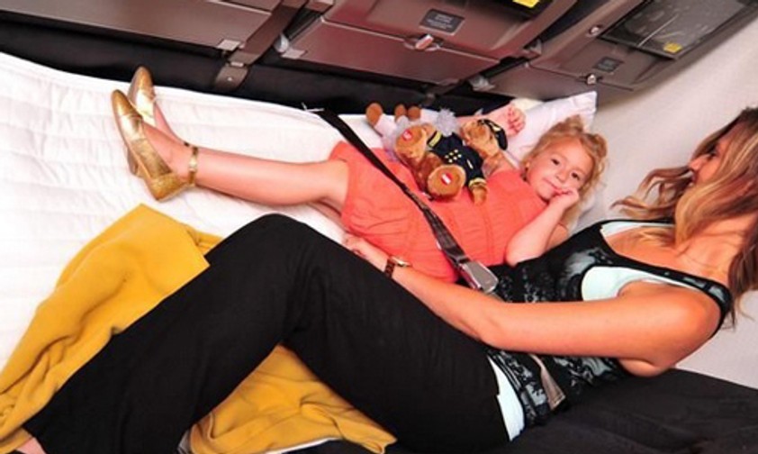 Bequemer fliegen: Die neue Familiencouch soll insbesondere das Reisen mit Kindern erleichtern.