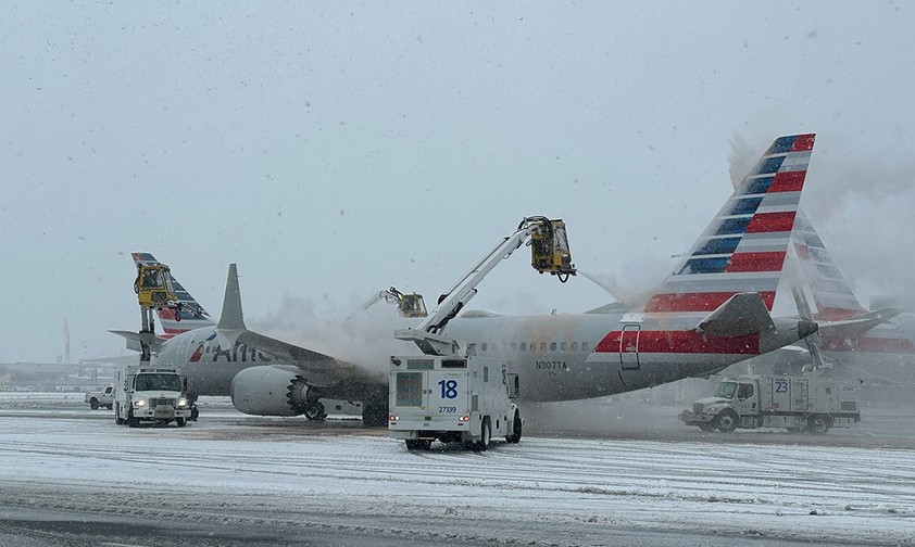 American-Airlines-Flugzeuge werden enteist: Ein Wintereinbruch für zu hunderten von Flugausfällen.