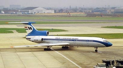 Tupolev Tu-154 von n Malev: Ein Bild aus besseren Zeiten.