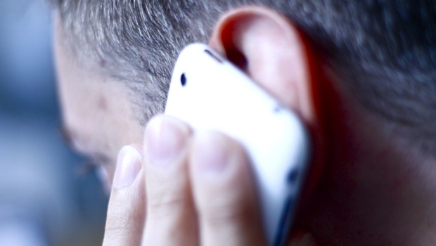 Der Handy-Junkie: Sein Handy scheint an seinem Ohr festgeklebt. Ununterbrochen telefoniert er und unterhält unfreiwillig mit Details aus Arbeits- und Privatleben. An Bord müssen die Flugbegleiter ihm das Telefon förmlich aus der Hand reißen.
