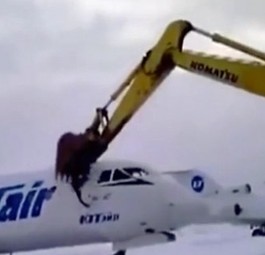 Hier wird ein Flugzeug mit dem Bagger geschreddert