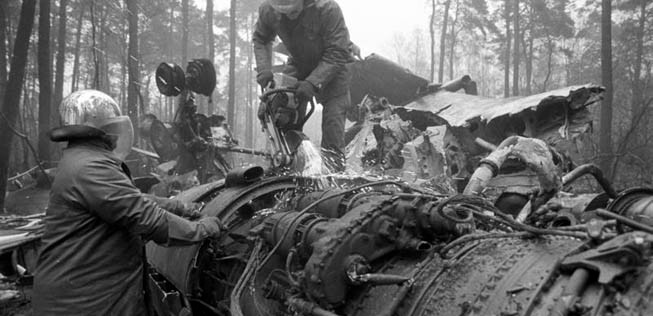 Aufräumarbeiten am Wrack: Die Tupolev Tu-134 brannte nach dem Absturz aus.