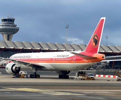 Die aktuelle Bemalung an einem TAAG-Flieger in Madrid im Februar 2023.