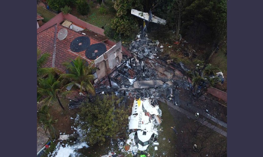 Das Wrack der PS-VPB: Die ATR 72 stürzte in eine Wohnsiedlung.