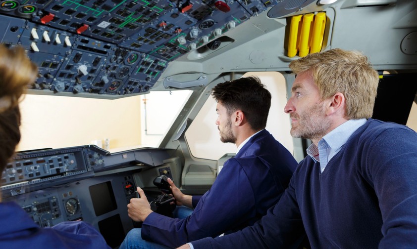 Piloten in einem Cockpit: Die Easa schickt Testpersonal regelmäßig für die Zulassung neuer Flugzeuge um die Welt.