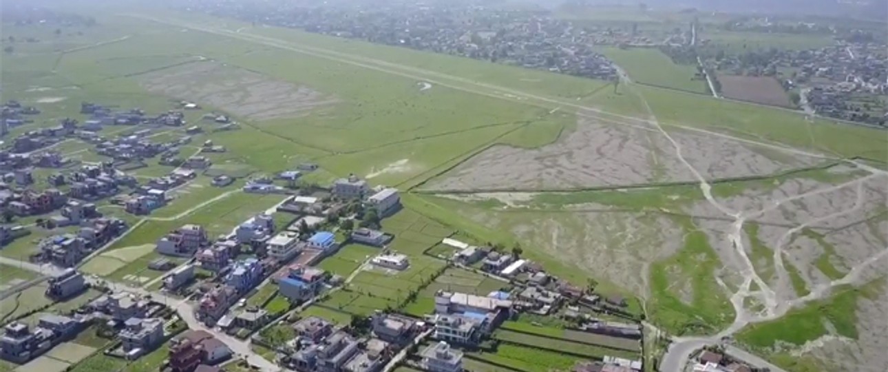 Drohnenflug über Pokhara: Auch die künftige Flughafenfläche ist zu sehen.