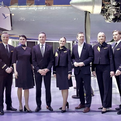 Vor der Super Constellation: Lufthansa-Angestellte mit der neuen Uniform, dazu Lufthansa-Chef Jens Ritter (4. v. l.) und Kommerzchef Heiko Reitz (6. v. l.).