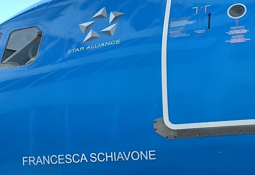Airbus A320 von ITA Airways mit dem Kennzeichen EI-DSW: Trägt jetzt das Logo der Star Alliance.