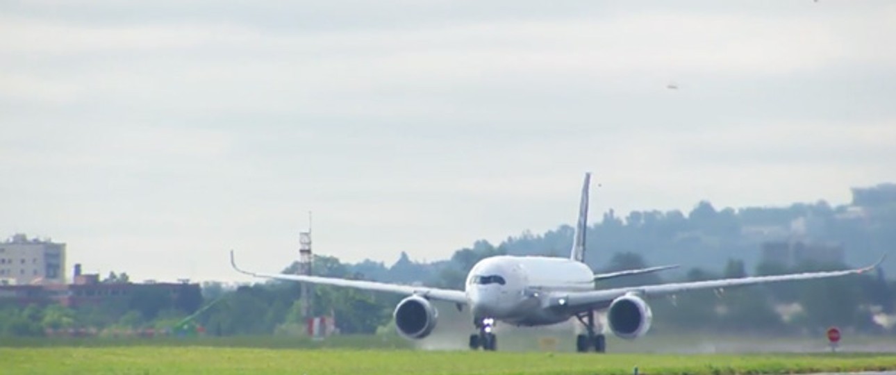 Um 10 Uhr morgens war es soweit: Der A350 auf der Piste.
