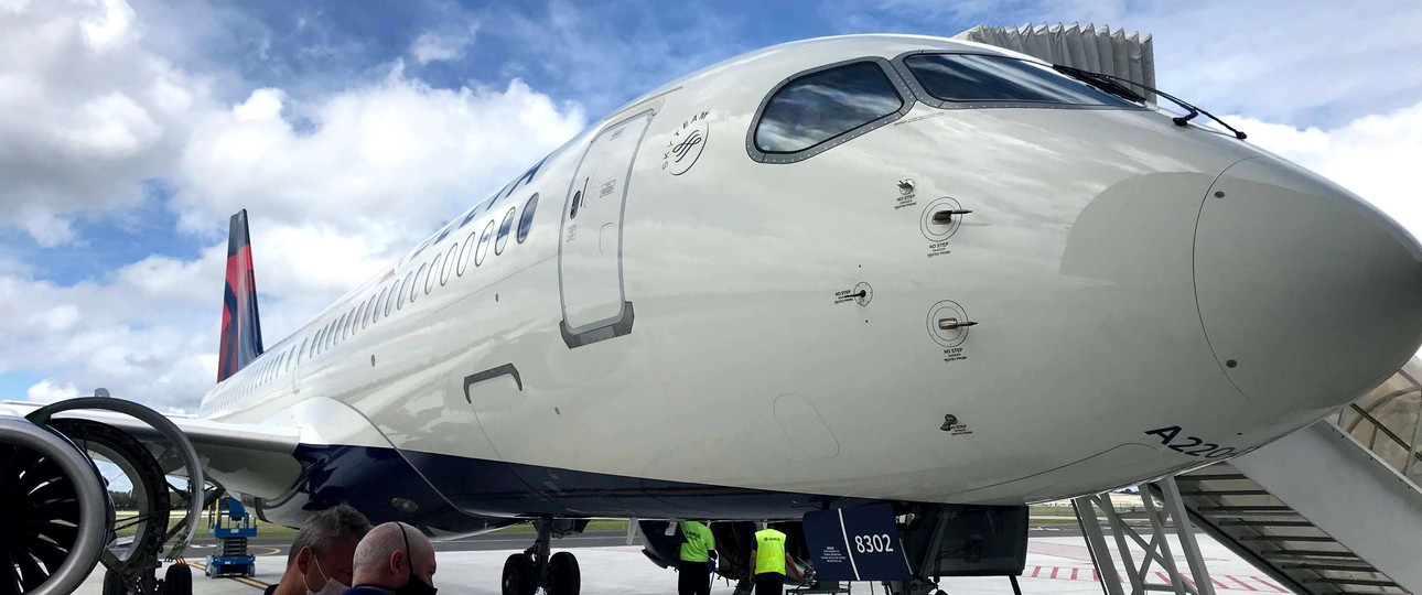 Ein Airbus A220 vom Delta Air Lines: In Salt Lake City hat sich ein Mann in einem Triebwerk versteckt.