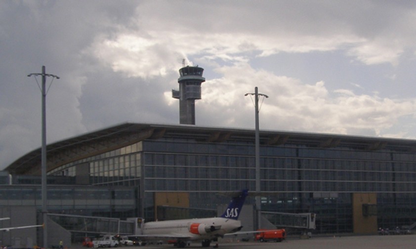 Bei den europäischen Flughäfen mit mehr als 15 Millionen Passagieren landet Oslo auf Platz drei. Er ist der größte Flughafen Norwegens und dient den Linien SAS Scandinavian Airlines, Norwegian Air Shuttle und Wideroe als Drehkreuz.