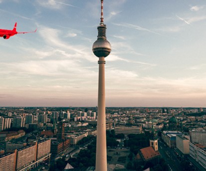 Play-Flieger über Berlin (Montage): Die neue isländische Fluglinie nimmt die deutsche Hauptstadt ins Visier.