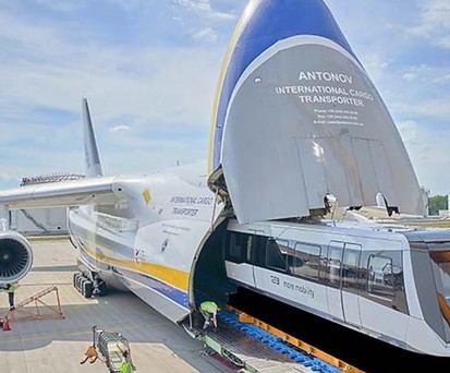 Beladung der Antonov An-124: Zwei Fahrzeuge der TSB Magnetschwebebahn Max Bögl wurden verladen.