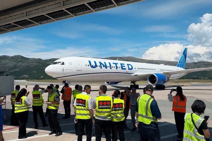 Mitarbeitende am Flughafen Dubrovnik begrüßen eine United-Maschine.