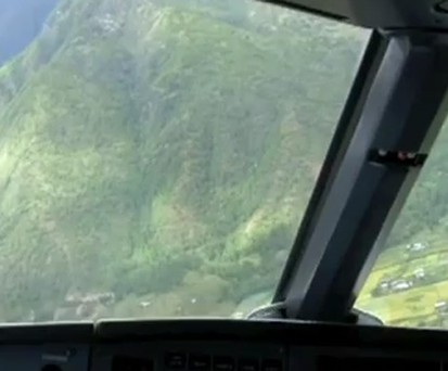 Überall Berge: Der Anflug auf den Flughafen ist nicht einfach