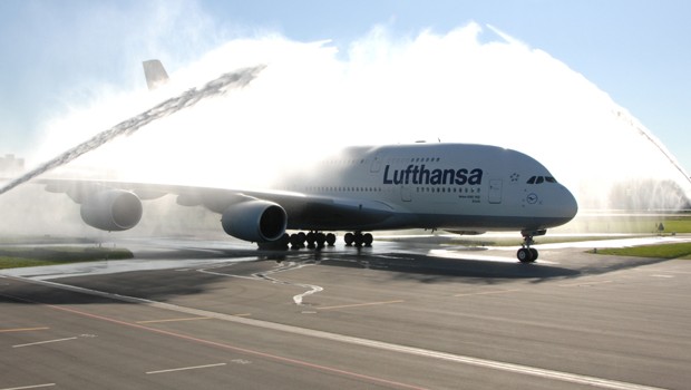 Luthansa fliegt den A380 ab Frankfurt nach Johannesburg, New York, Miami, Peking, Singapur und Tokio. Ab Frühjahr 2012 kommt San Francisco hinzu, ab August auch noch Houston.