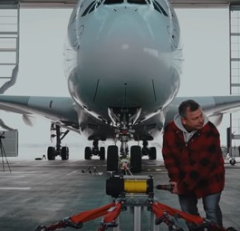 Airbus A380 von Lufthansa: Der Superjumbo wurde von einem Akkuschrauber gezogen.