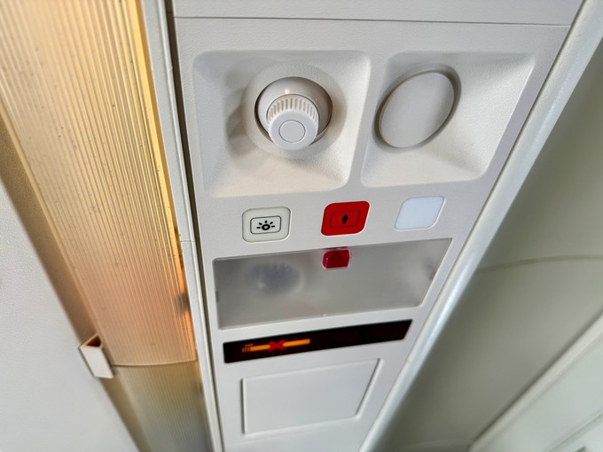 Die Konsole mit Licht und Luftdüse - wie das Flugzeug schon etwas in die Jahre gekommen.